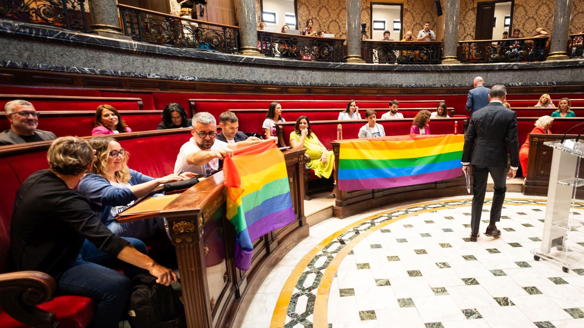 Orgullo LGTBI Valencia banderas y bronca La cuestión LGTBI y Vox